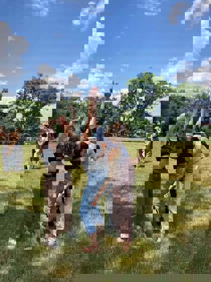 studenti tančí venku