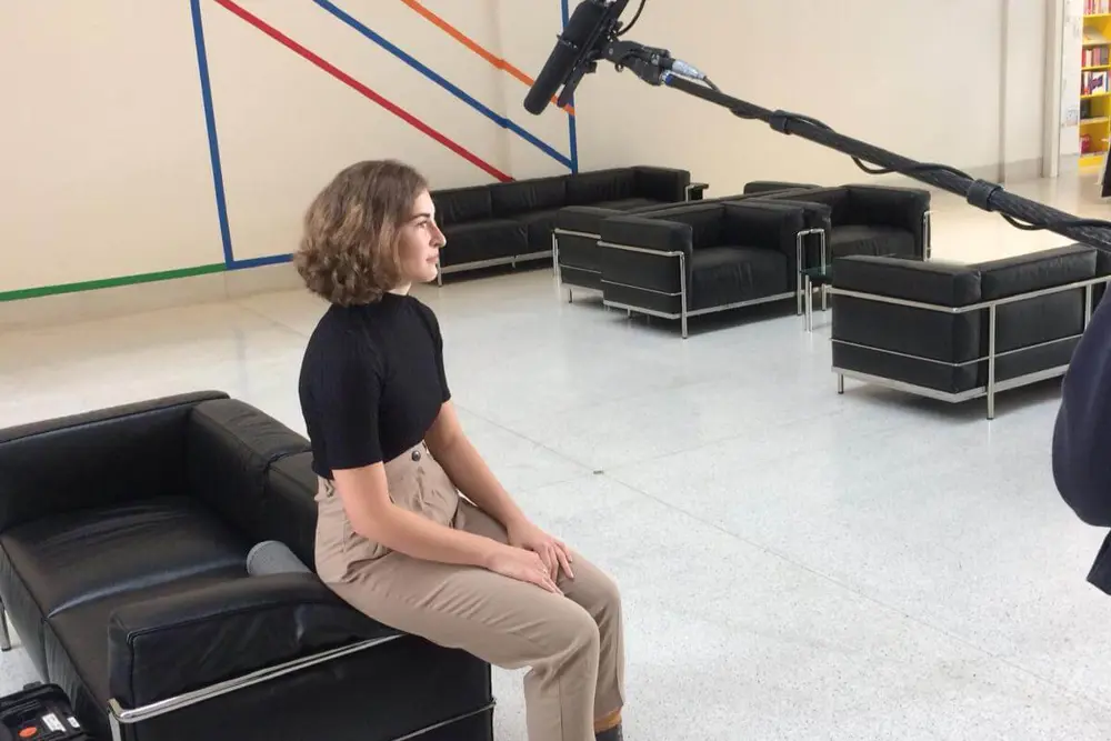 Studentka při natáčení Českou televizí
