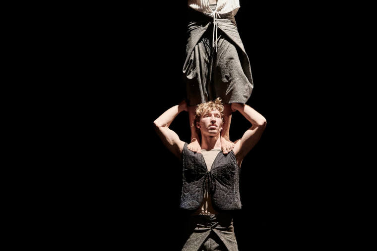 studenti na představení