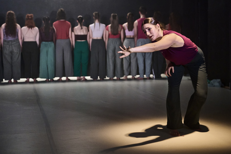 studenti při představení