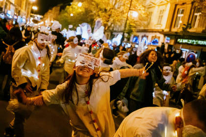 studenti v satirickém průvodu