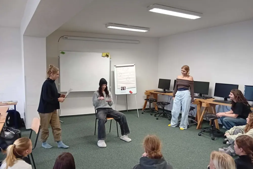 studenti na workshopu v učebně