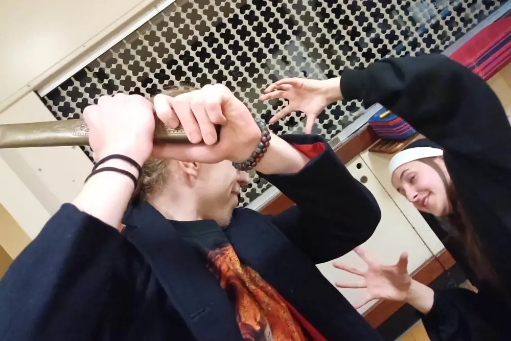 studenti hrají divadlo