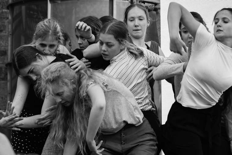 Tančící studentky