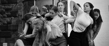 Tančící studentky