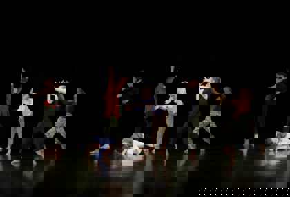 studenti tančí na představení