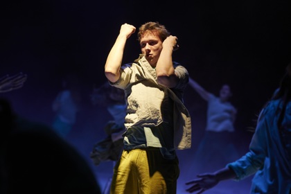 studenti při představení