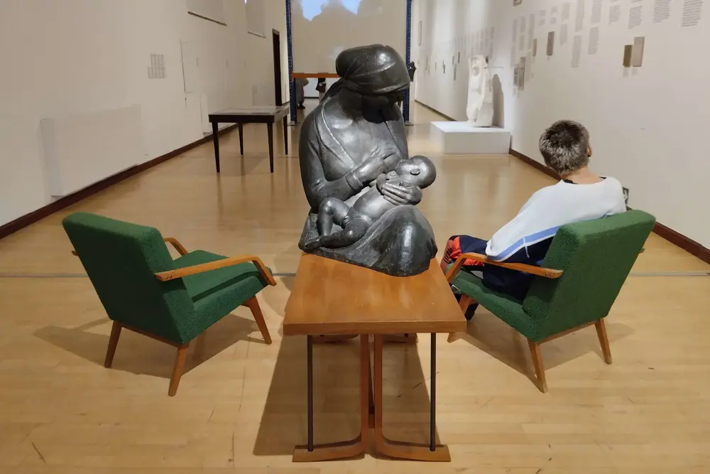 studenti v galerii
