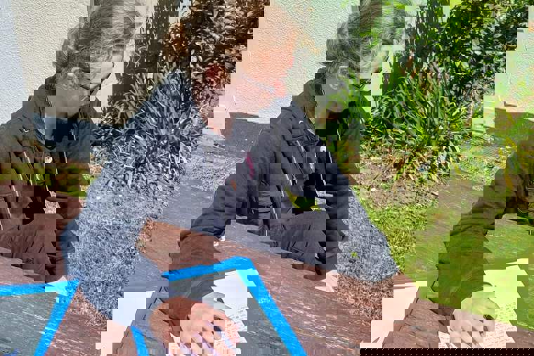 studenti venku v college