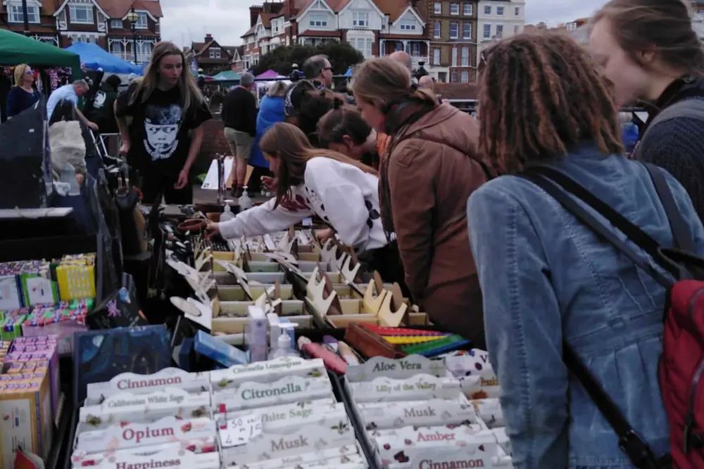 Studenti na procházce Broadstairs