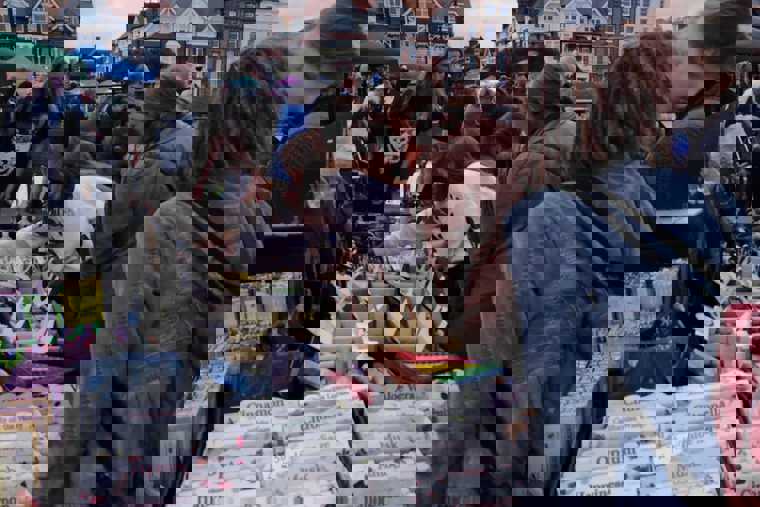 Studenti na procházce Broadstairs