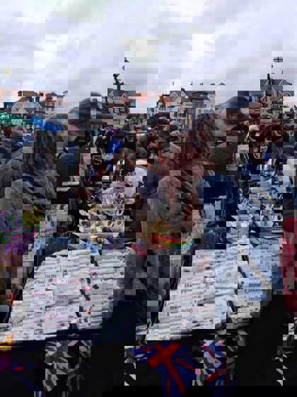 Studenti na procházce Broadstairs