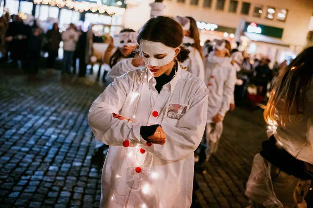 studenti v satirickém průvodu