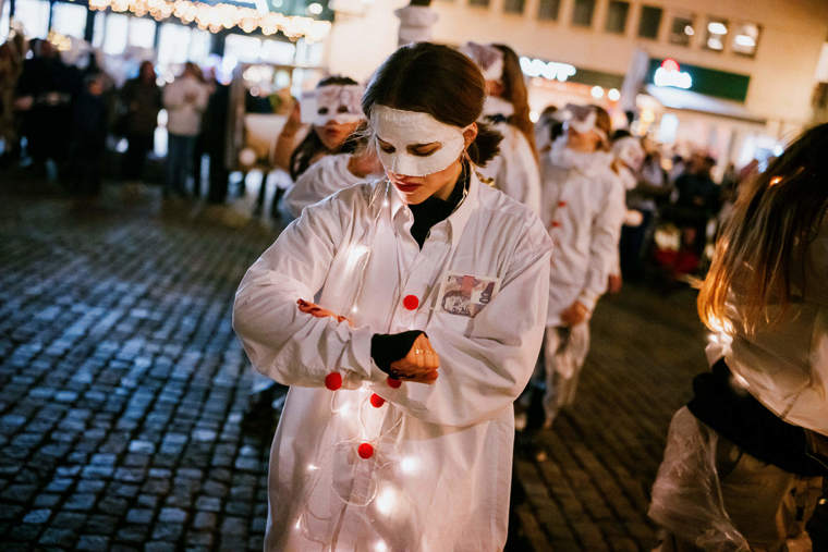 studenti v satirickém průvodu