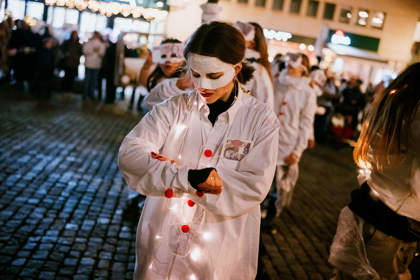 studenti v satirickém průvodu