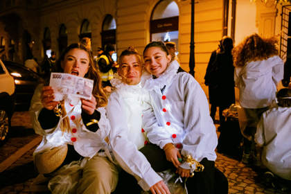 studenti v satirickém průvodu