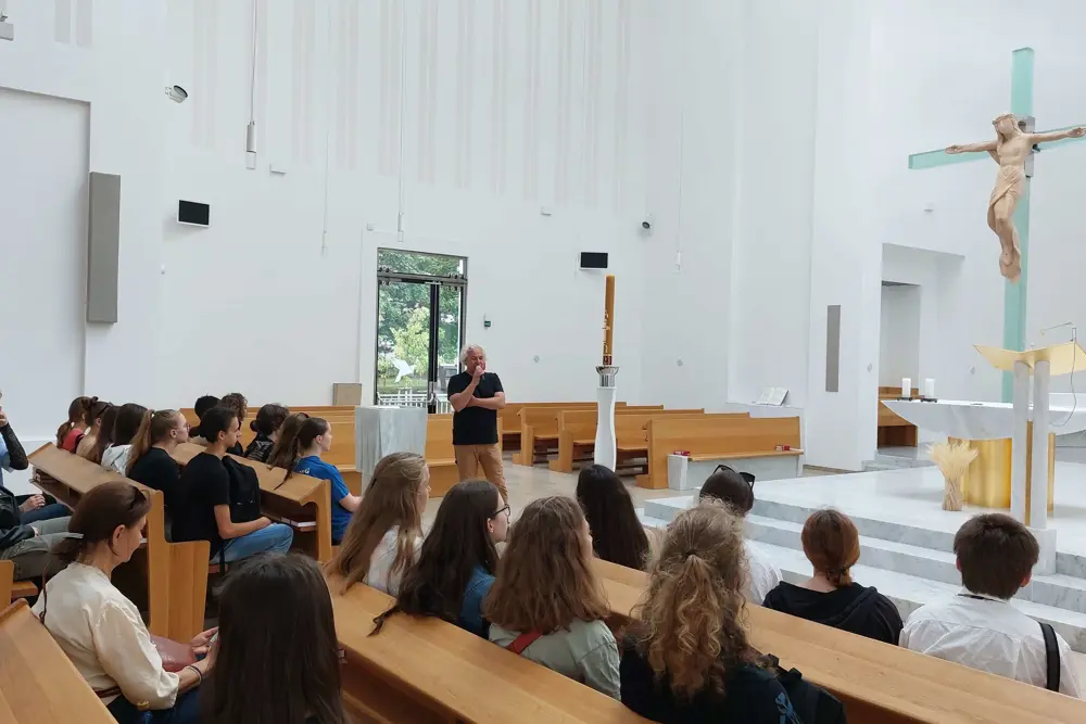 interiér kostela a studenti DC