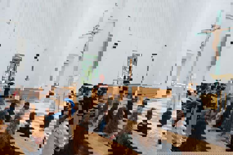 interiér kostela a studenti DC