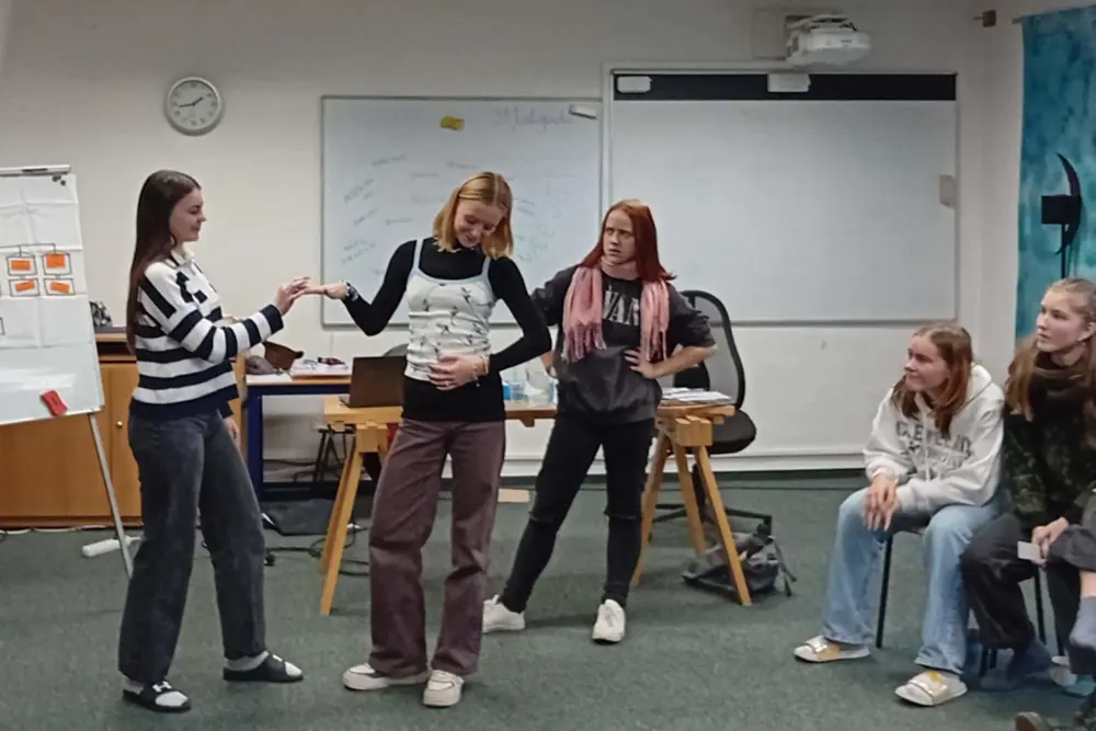 studenti na workshopu v učebně