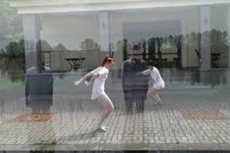 tanečnice na chodníku