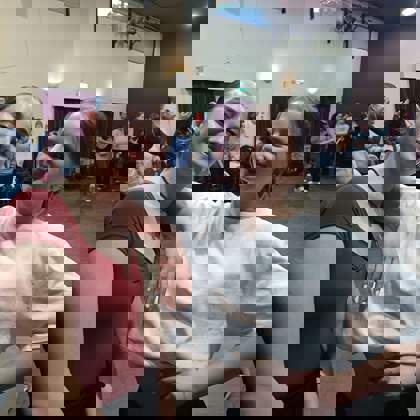 Studenti na tanečním večeru