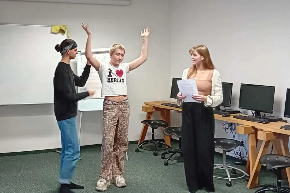 studenti na workshopu v učebně