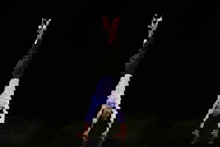 studenti tančí na představení