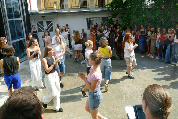 studenti na dvorečku