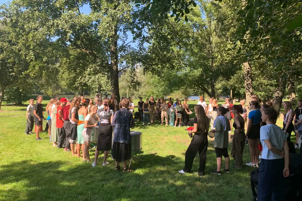 studenti v parku