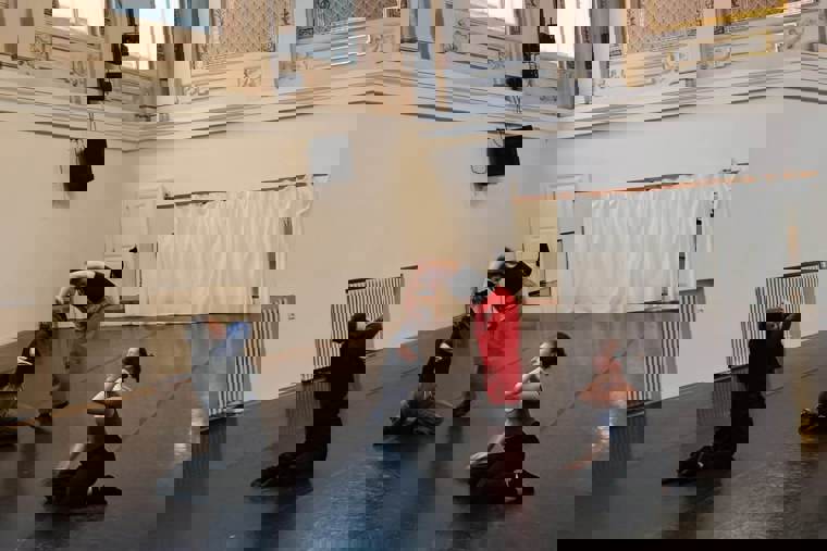 studenti tančí na tanečním sále