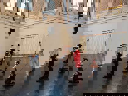 studenti tančí na tanečním sále