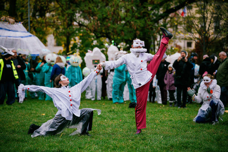 studenti v satirickém průvodu