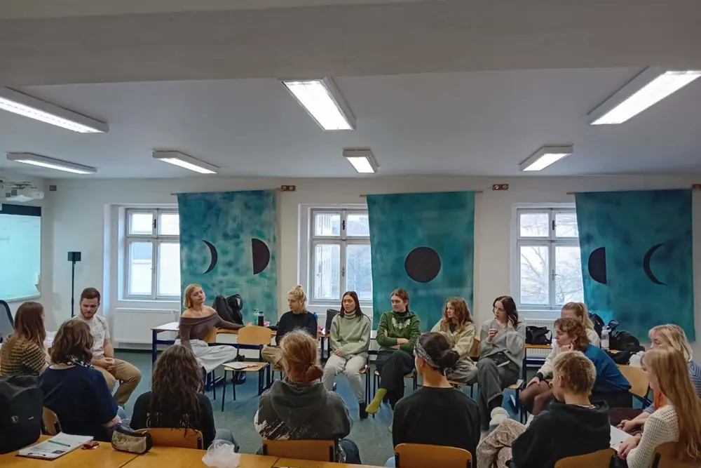 studenti na workshopu v učebně