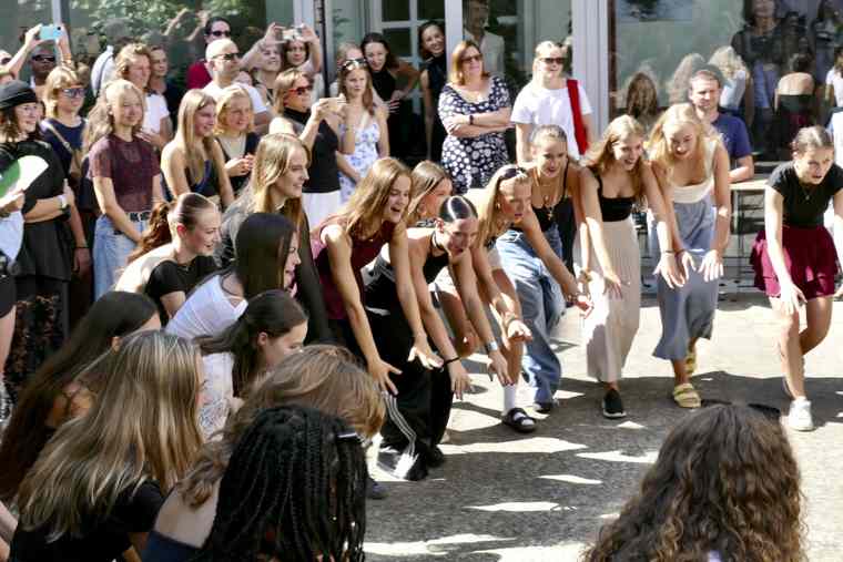 Slavnostní zahájení na dvorečku