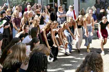 Slavnostní zahájení na dvorečku