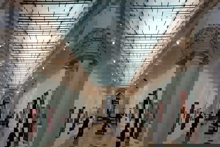 studenti na výstavě