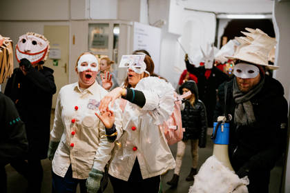 studenti v satirickém průvodu