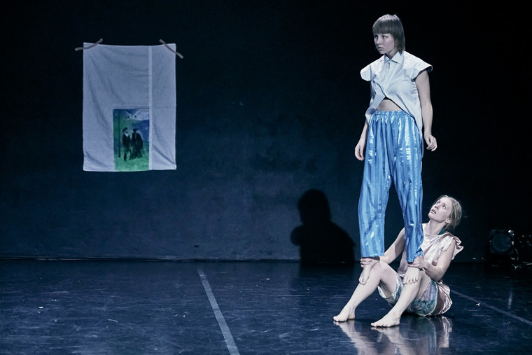 studenti na představení