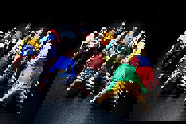 studenti v představení Heroes