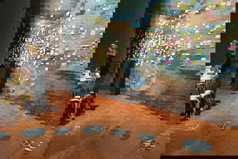 studenti na výstavě