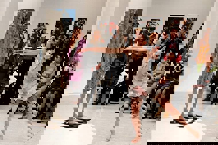 studenti tančí v Národní galerii