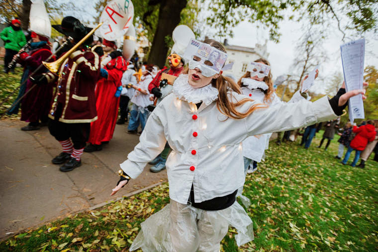 studenti v satirickém průvodu