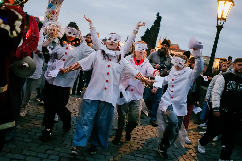 studenti v satirickém průvodu