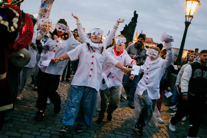 studenti v satirickém průvodu