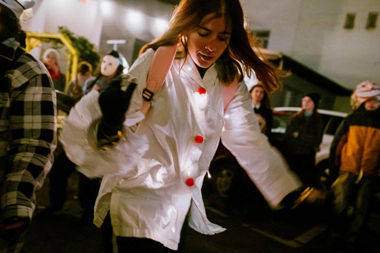 studenti v satirickém průvodu