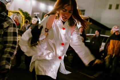 studenti v satirickém průvodu