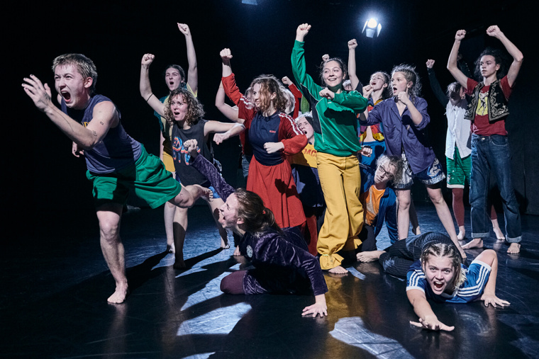 studenti při představení