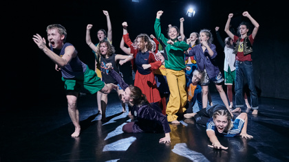 studenti při představení