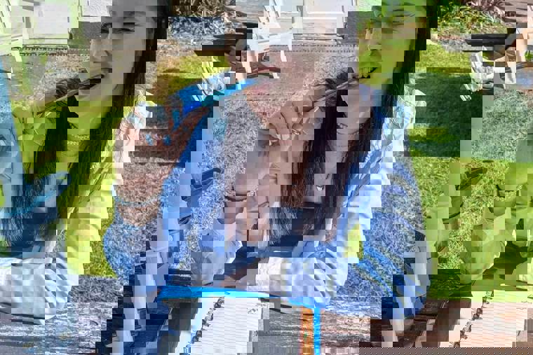 studenti venku v college