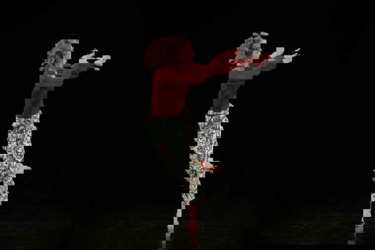 studenti tančí na představení